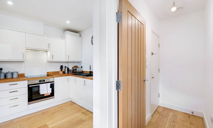 High Wycombe Apartment | 360 HP11 Easton St 6-4n- Eastons 2 Bedroom Apartment with Sofa Bed
