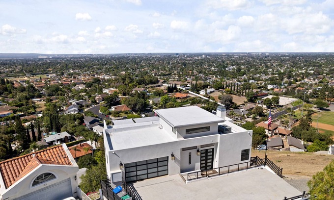 North Tustin House | 360° HILLTOP VIEW/Ultra Modern/15min DISNEY