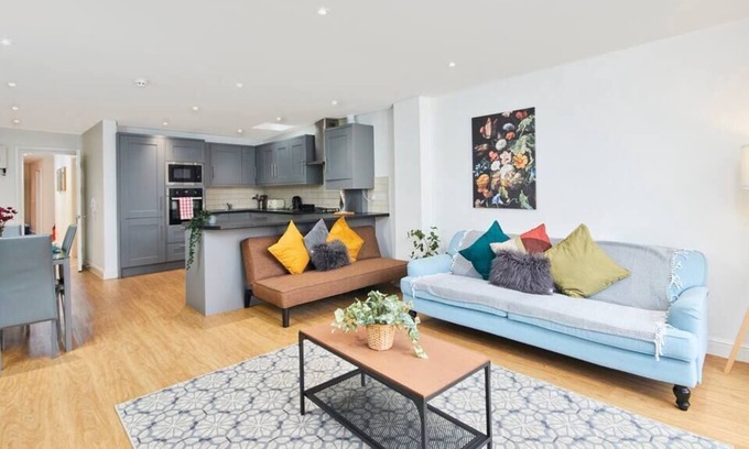 Staple Hill Apartment | 363A - Modern Bristol Apartment Sleeps 8
