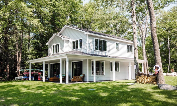 South Casco House | 37(A) Shore Rd, Raymond ME- Loon Lodge