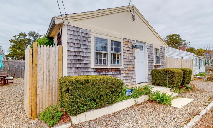Dennis Port House | 37 Bassett