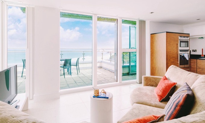Newquay City Centre Apartment | 37 Rocklands-Stunning penthouse with private terrace, spectacular views, lift and secure parking