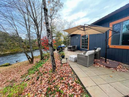 Littleton House | 37PA Superbly appointed riverfront home in LIttleton! Skiing, hiking, firepit, wifi!