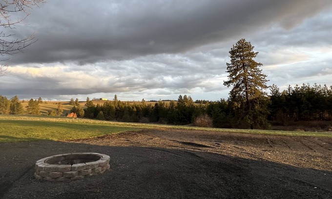 Harvard House | 38 ft. Travel Trailer on beautiful Palouse property (25 min from Moscow)