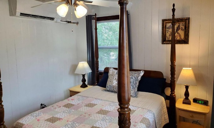 Avondale Apartment | 3864 Walsh Street Apartment