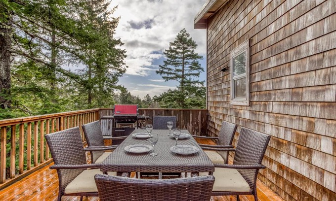 Manzanita House | 390 High MCA 567 - Meredith Lodging