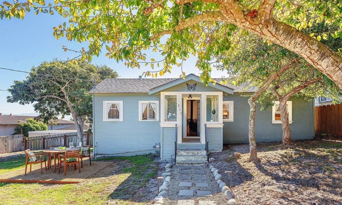 Monterey House | 3908 Butterfly Cottage - Bay View, Near Aquarium