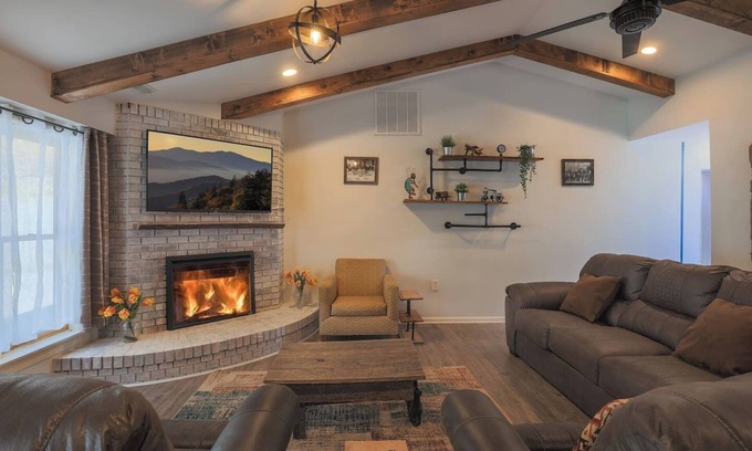 Gatlinburg Cottage | 3B 2 bath Cottage w Pool Hottub Close to Main st