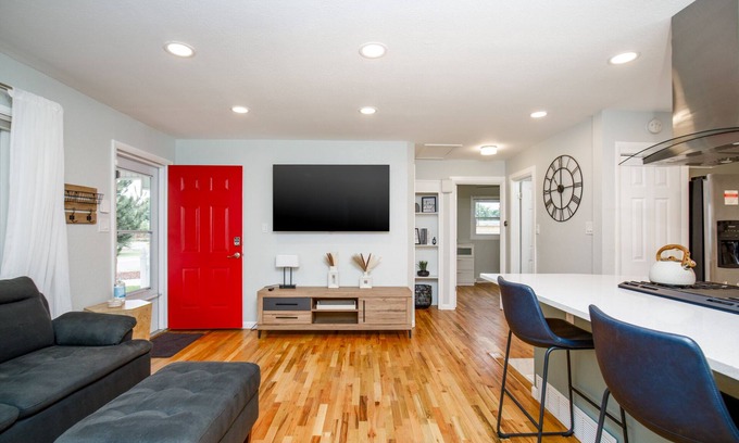 Barnum West House | 3b/2b West Denver Home BBQ/Fire pit and large yard near Red Rocks/Downtown