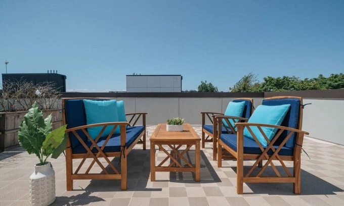 Central District House | 3b2.5b Newly Renovated Townhome @Central District