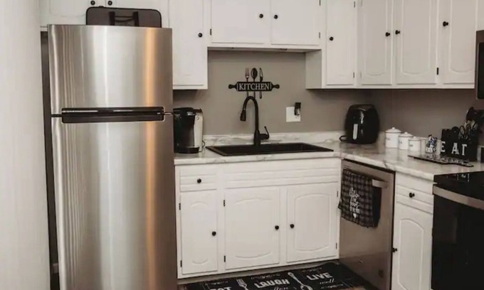 Bartonville House | 3bd 1ba Bungalow conveniently located near airport.nn