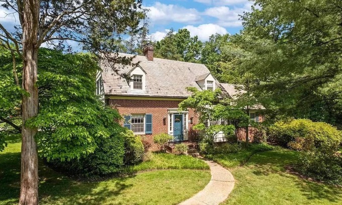 Bethesda House | 3Bd/2.5ba Townhome in Bethesda nr NIH and Metro