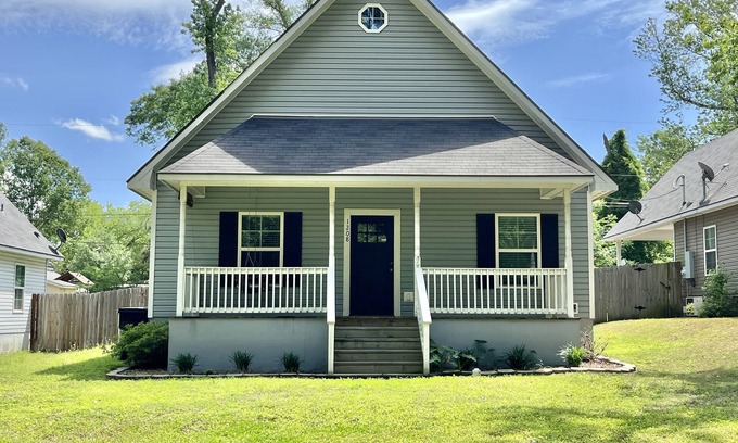 Longview House | 3bd / 2ba home located in the heart of Longview