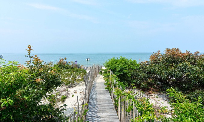 Brewster House | 3BD Beach Dunes Beachfront Lighthouse-A/C, Deck, Direct Water Access, Amazing Water Views & Sunsets