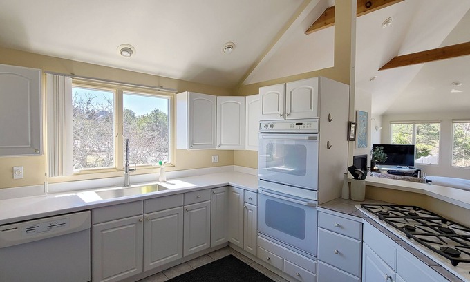Truro House | 3BD Contemporary-POOL! A/C, Deck & Walk to Great Hollow Beach