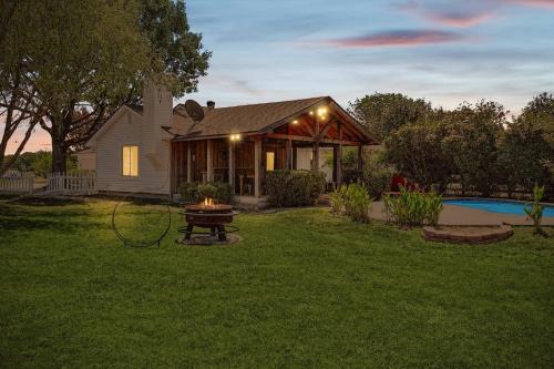 McKinney House | 3BD Farmhouse Country Living - Pool Patio Firepit