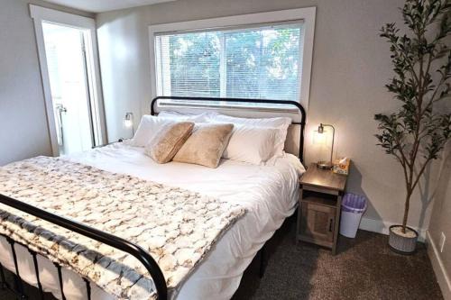 Farmington Apartment | 3Bd - King - Breakfast - Lagoon - SUPs - Washer Dryer - Sleeps 11