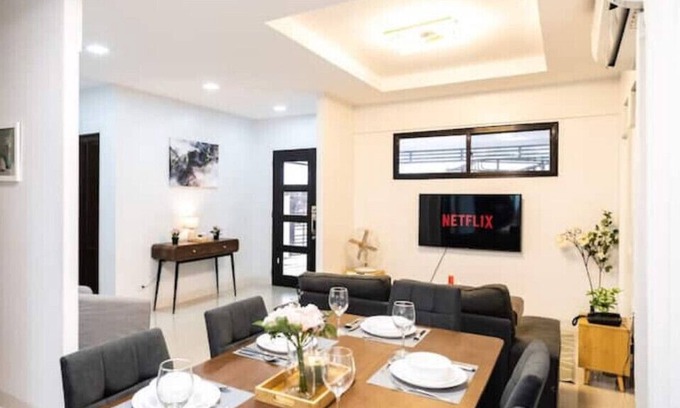 Barangay Pilar Village House | 3bd Lux City Oasis LAS PINASn