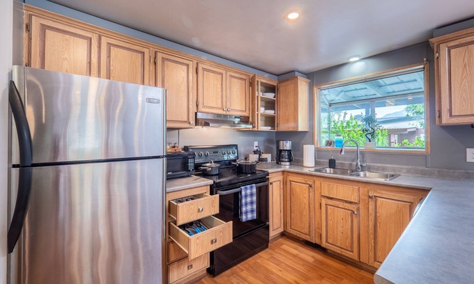 Britannia Beach House | 3BD Mountain Cottage Parking Fireplace BBQ