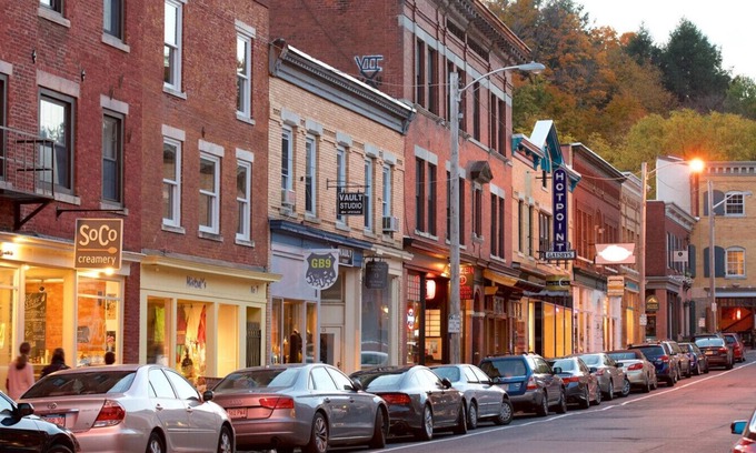 Monterey House | 3bd Near Lake w Kayaks & Shared Tennis & Pickleball Court !