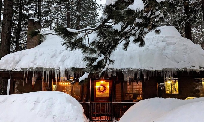 Al Tahoe Cabin | 3BD Pet-Friendly Log Cabin | Fast Wifi | Hot Tub | By Lake | Ski