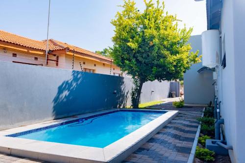 North-West District Apartment | 3BD Poolside Paradise Fast Starlink Wi-Fi Near CBD and Airport