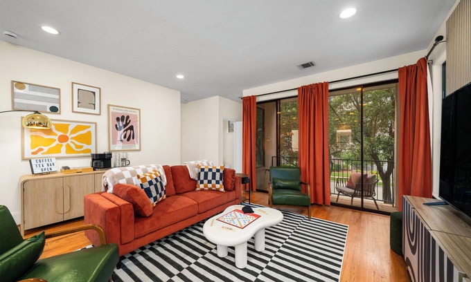 East Downtown Houston House | 3BD w/Gym & Foosball - Relax on Rooftop Patio