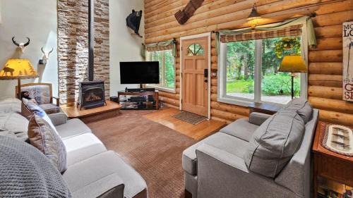 Blue Rock Springs House | 3BDR Creekside Cabin Near Trails and Main Street