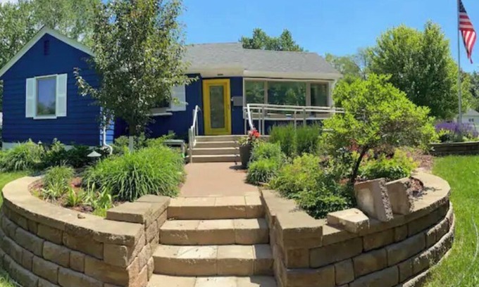 St. Louis Park House | 3bdr home, super-clean, cozy backyard, by Westends