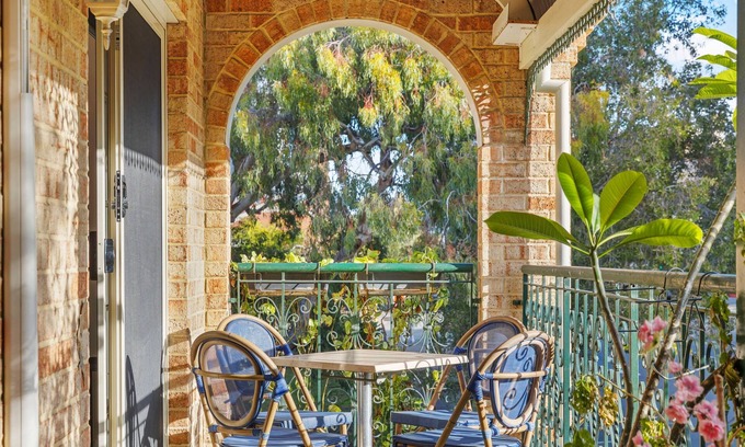 East Perth Apartment | 3bdr Sauna Pool Gym Parking