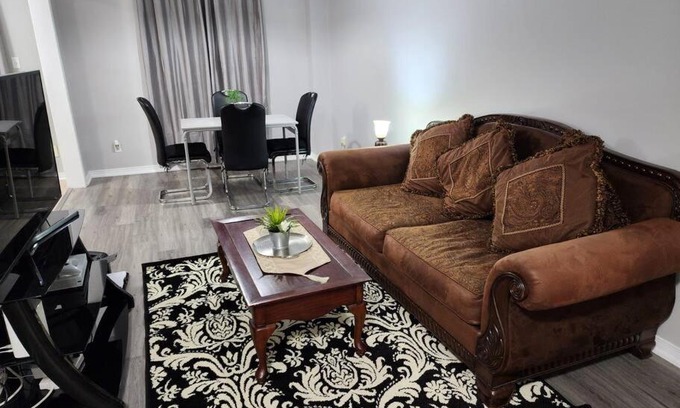 Churchill Meadows Apartment | 3Bdrm Home Near Ridgeway Food Hub & Shopping