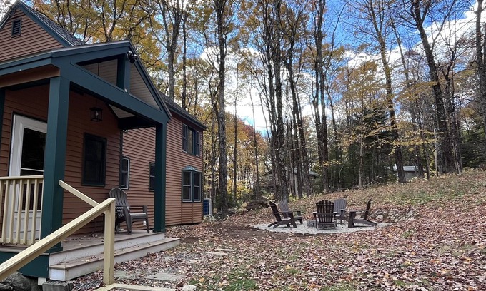Wilmington Ski Chalet | 3bed, 2bath @ Chimney Hill w Hot Tub & EV Charger 10 mins to Mt Snow Ski Resort