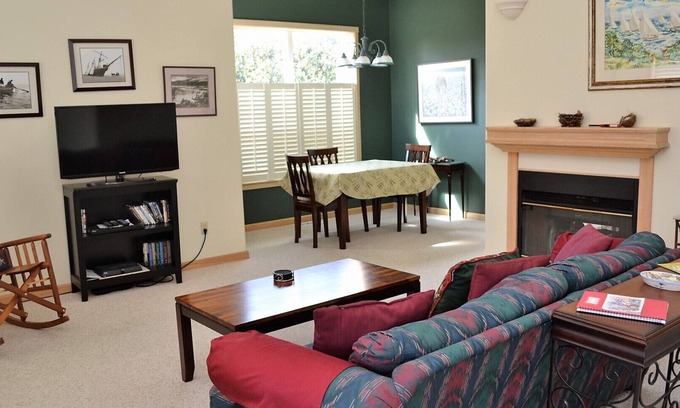 Gearhart House | 3Bed/3Bath Beautiful Home Lovely Yard with Deck and Picnic Table