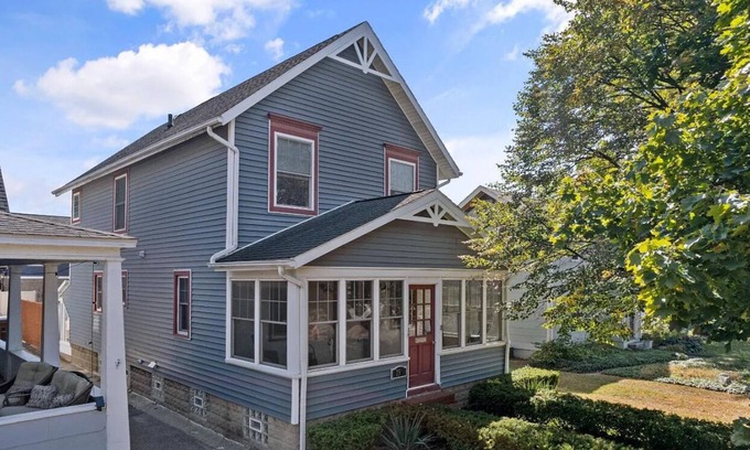 Plymouth House | 3Bed & 3Bath in Downtown Plymouth. Relax and Enjoy!