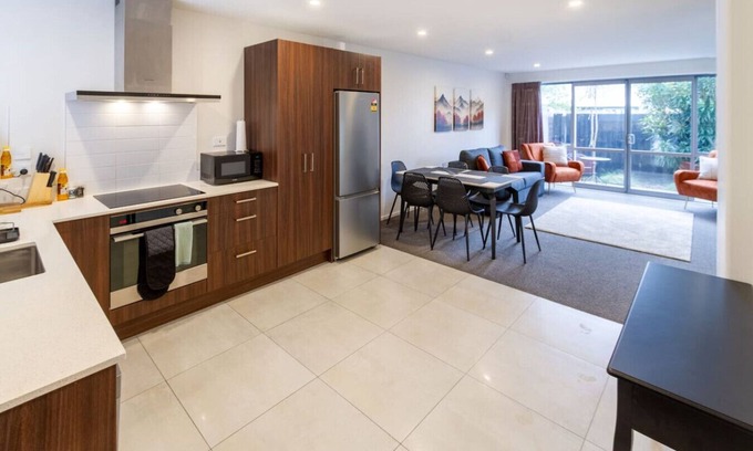 Addington House | 3bed with Garage Minutes from the Action and Sleeps 8