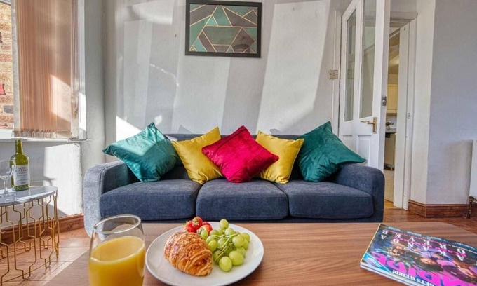 Bloxwich House | 3Bedroom House for 5 in Sheldon with Driveway