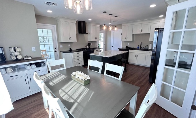 Schenectady House | 3Br, 1.5Ba Full Kitchen Central AC, Heat BBQ Firepit Spacious Equiped Generator+