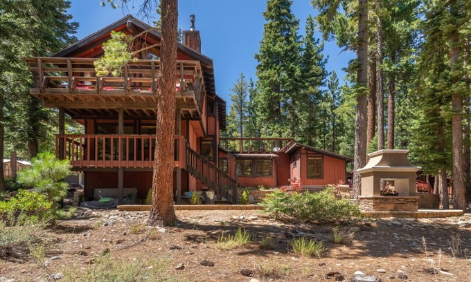 Ridgewood House | 3BR+ 2 bonus rooms hot-tub close to ski/town/lake