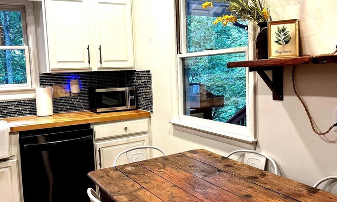 Blowing Rock House | 3BR/2BA house sleeps 8 - convenient to Downtown and Tweetsie in Blowing Rock