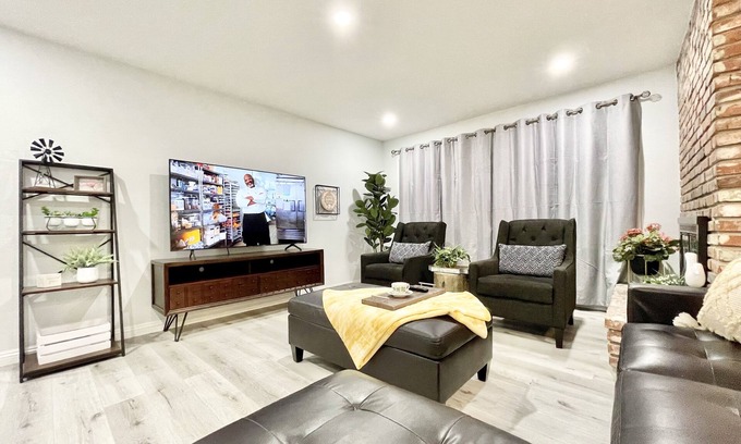 Lancaster House | 3BR/2BA Near the BLVD - Parking, Laundry, Sleep 10