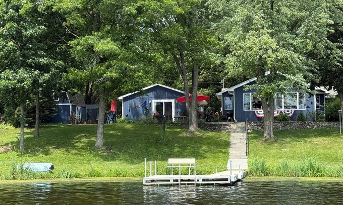Wautoma House | 3BR, 2Bath, fire pit and bar on full Rec 5 Lake chain- pontoon