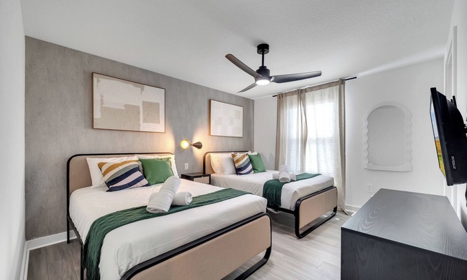 Lindfields House | 3BR 3BA Modern Home closet to Disney No Carpet