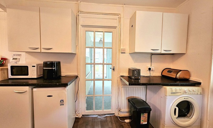 Bramcote House | 3br-5guests-parking-netflix-10mincentralnottingham