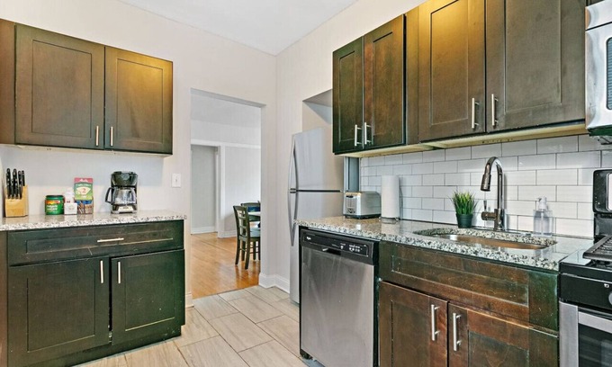 Rogers Park Apartment | 3BR Apartment close to Beach Park Loyola
