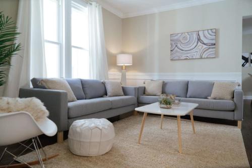 Chicago Apartment | 3BR Apartment Cozy, Great Location & Pet-Friendly- Central Stylish