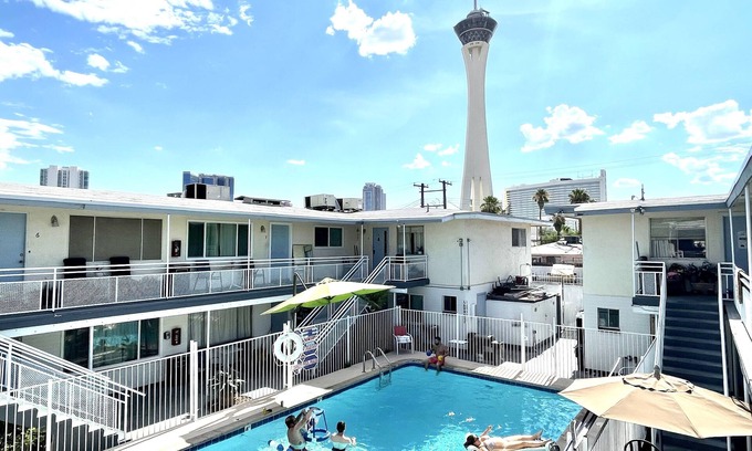 Beverly Green Apartment | 3BR,Apartment,SALE,walktofremont,LVCC,BestLocation,pool,July4th,strip,SALE,