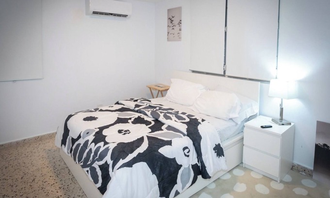 Zarzal House | 3BR Apartment w/HDTV, 5 mins from Beach, pets OK.