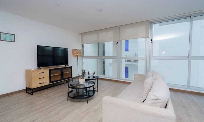 Marbella Apartment | 3BR Apt Cityview parking/balcony