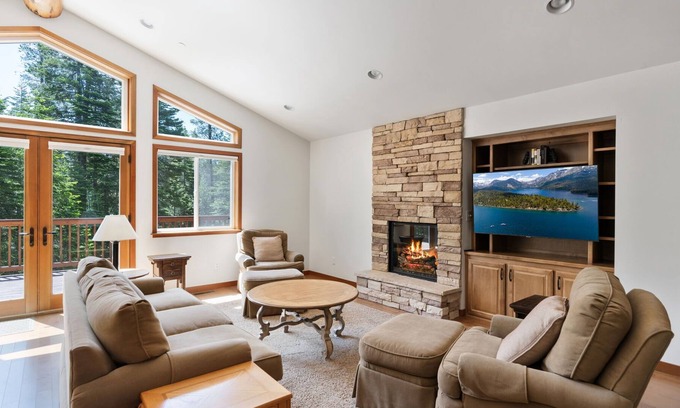 Chamberlands House | 3BR Cabin 4 Min to Slopes and Beach