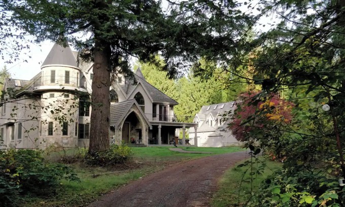 Cottage Lake Bed & Breakfast | 3BR Castle Guest House 1 King 2 Queens 1 sofa bed woods WiFi AC in Woodinville.